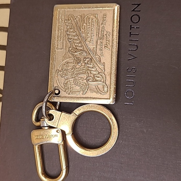 Louis Vuitton 2004 Articles de Voyage gold medallion key holder Collectors Piece - Picture 9 of 10